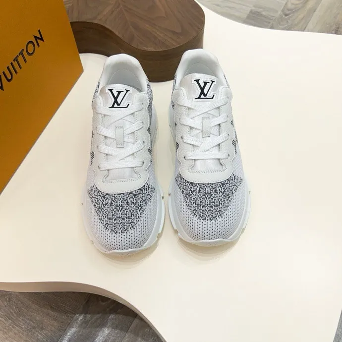 💰 640LV latest sports shoes! Select high-quality Monogram fly-knit fabric and have a square logo on the upper, highlighting the fashion of the 2025 men's series. The high-end and elegant upper made of absorbent film material collides with the dynamic ultra-light sole for texture, and the Louis Vuitton logo embellishes the back and outsole of the shoe.    SIZE 39-44 (38, 45 customized)